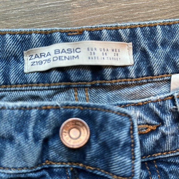 Zara wide leg cropped jeans. Super cute! - Picture 2 of 3